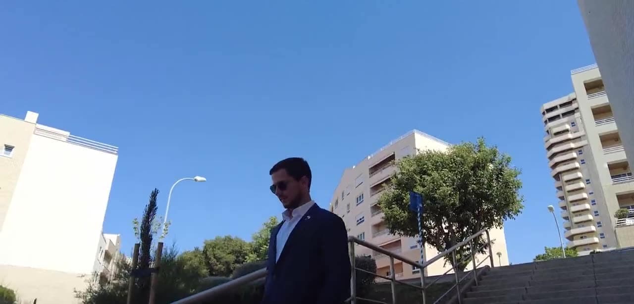 Mauro Lucas, consultor imobiliário, a caminhar junto a prédios residenciais em Lisboa
